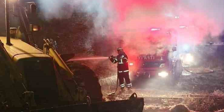 Gece saatlerinde çıkan yangında 6 buzağı telef oldu, 500 saman balyası yandı