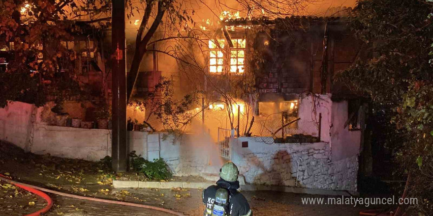 Gece yarısı korkutan yangın: İki katlı ev alev alev yandı