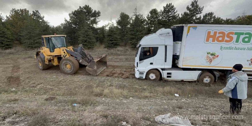 Gece yoldan çıkan ve çamura saplanan tır gündüz dozerle kurtarıldı