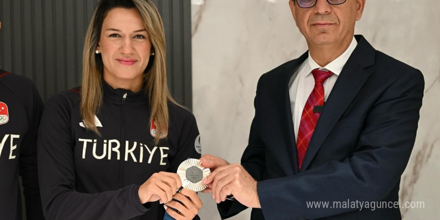 Geçit: 'Hatice Akbaş örnek bir sporcudur'