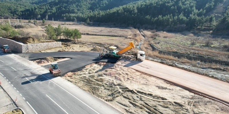 Gediz Ilıca Termal Tatil Köyüne kavşak asfalt çalışması