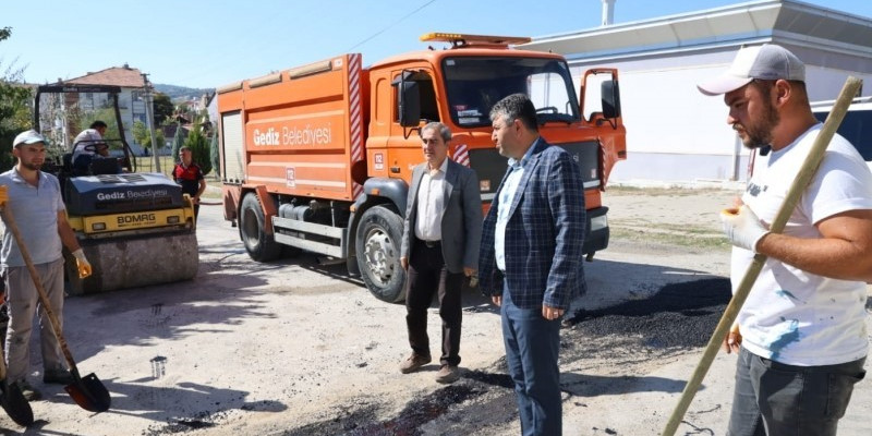 Gediz’de asfalt çalışmaları devam ediyor