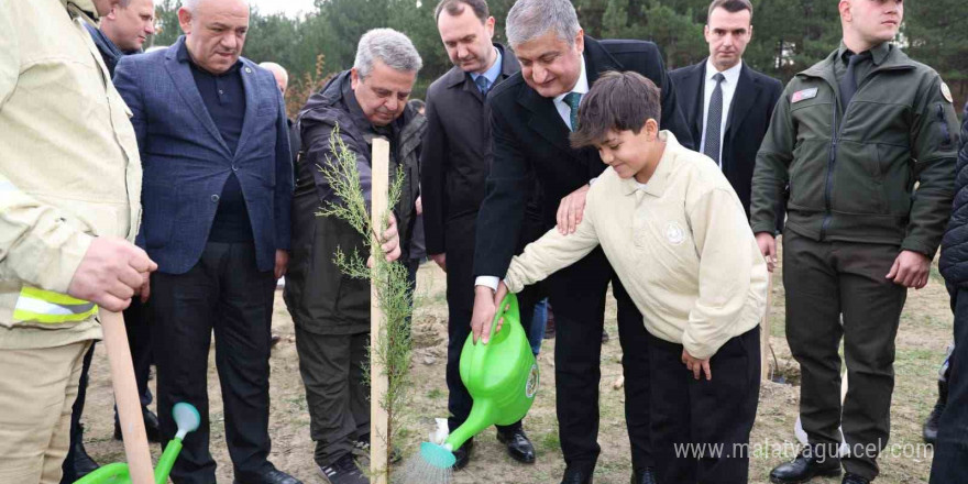 ‘Geleceğe Nefes’ için fidanlar toprakla buluştu