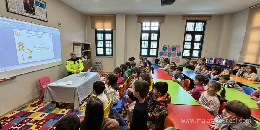 Geleceğin sürücüleri minik öğrencilere trafik eğitimleri verildi