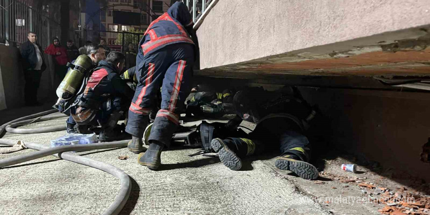 Gelinlik mağazasında yangın çıktı: Mahsur kalan 2 kişi kurtarıldı