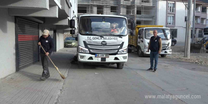 Gemlik’te boş arsalar temizleniyor