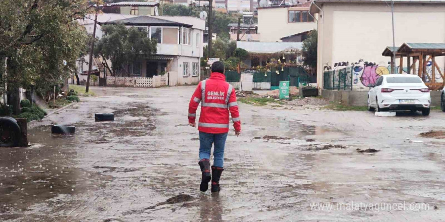 Gemlik’te sağanak taşkınına Başkan müdahalesi