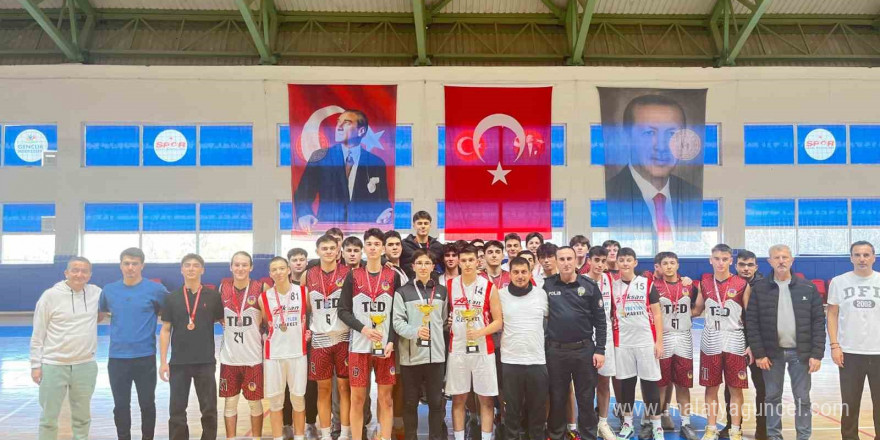 Genç erkekler basketbolda birinci belli oldu