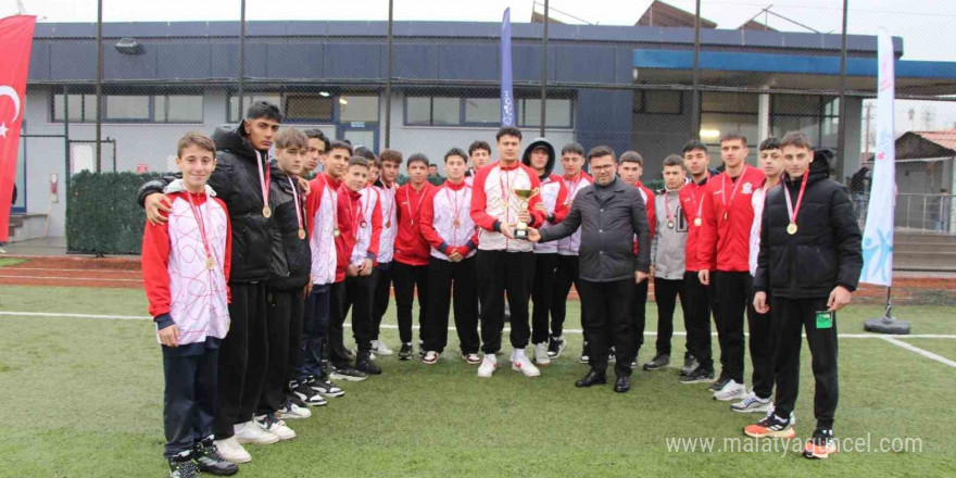 Genç erkekler futbolda şampiyon Düzce Spor Lisesi oldu