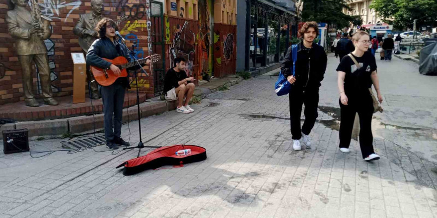 Genç müzisyen vatandaşların odak noktası haline geldi