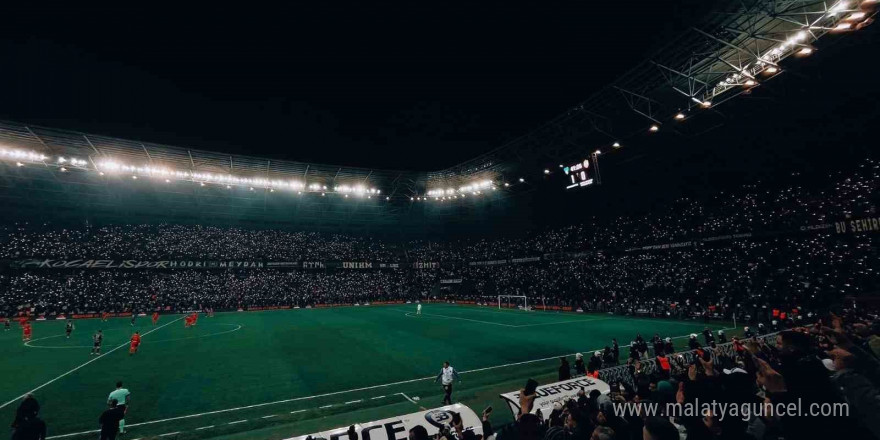 Genç taraftar tribünden düşmüştü, evinde meşalelerle karşılandı