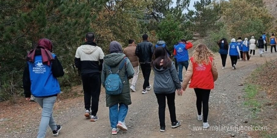 Gençler Hacılarhanı Göleti’nde temizlik yaptılar