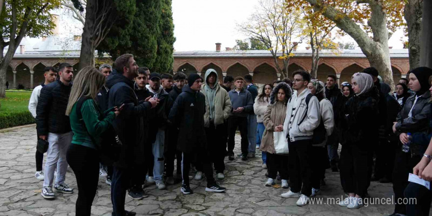 Gençler İstanbul’un tarihi mekanları gezdi