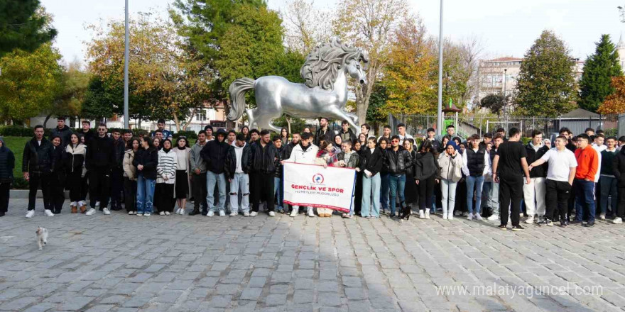 Gençler İstanbul’un tarihi mekanları gezdi