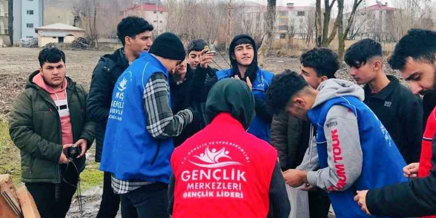 Gençler sokak hayvanları için doğaya mama ve yem bıraktı