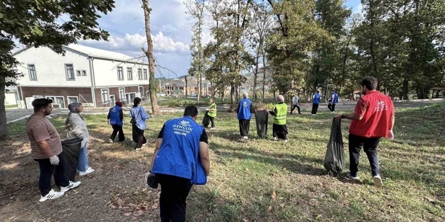 Gençler temiz dünya, sağlıklı gelecek için çöp topladı