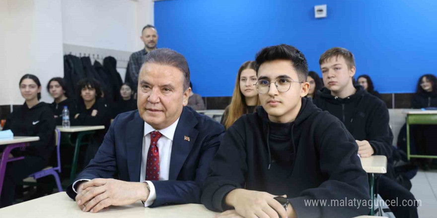 Gençliğinde çift sürdüğü araziyi bağışladı, yapılan okulun sıralarında gençlere öğüt verdi