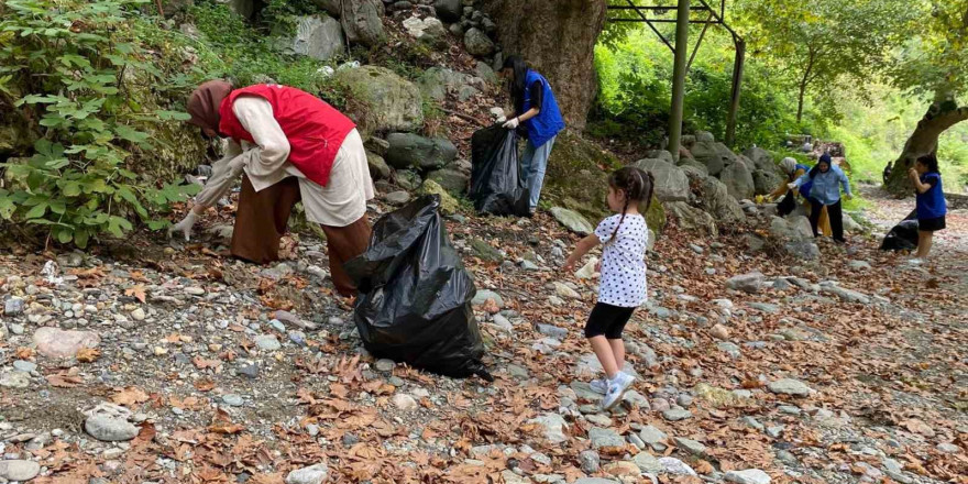 Gençlik merkezi gönüllülerinden çevre temizliği