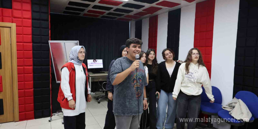 Gençlik Merkezi’nde karaoke sınıfı açıldı