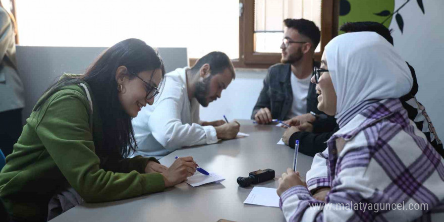 Gençlik Merkezi’nde pratik İngilizce konuşma etkinliği düzenledi