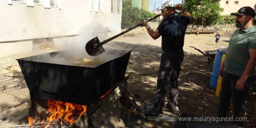 Gercüş’te dev kazanlarda bulgur kaynatma geleneği devam ediyor