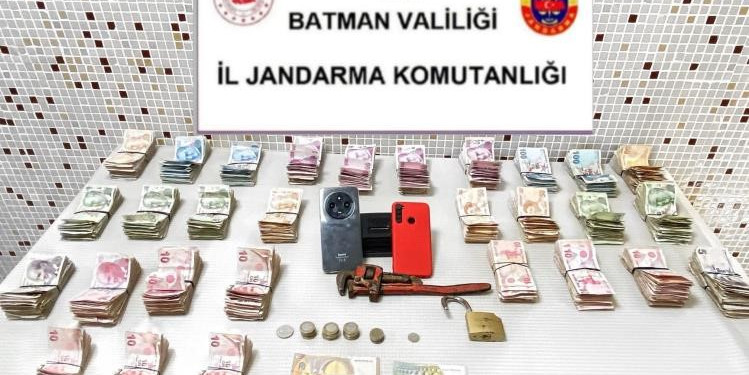 Gercüş’te yardım kutusundan para çalındı