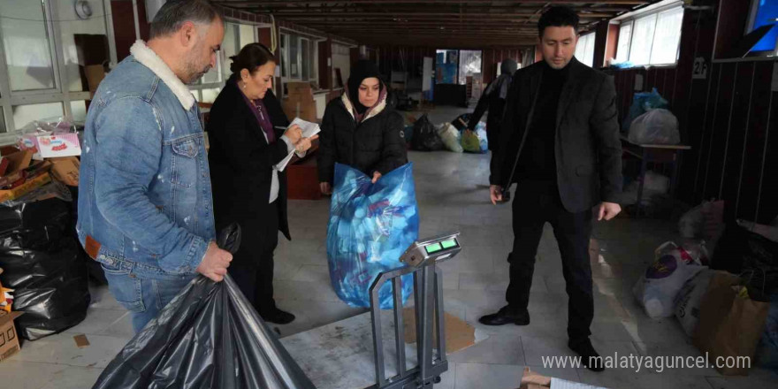 Geri dönüşümde örnek okul: 4 haftada 1 ton atık topladılar