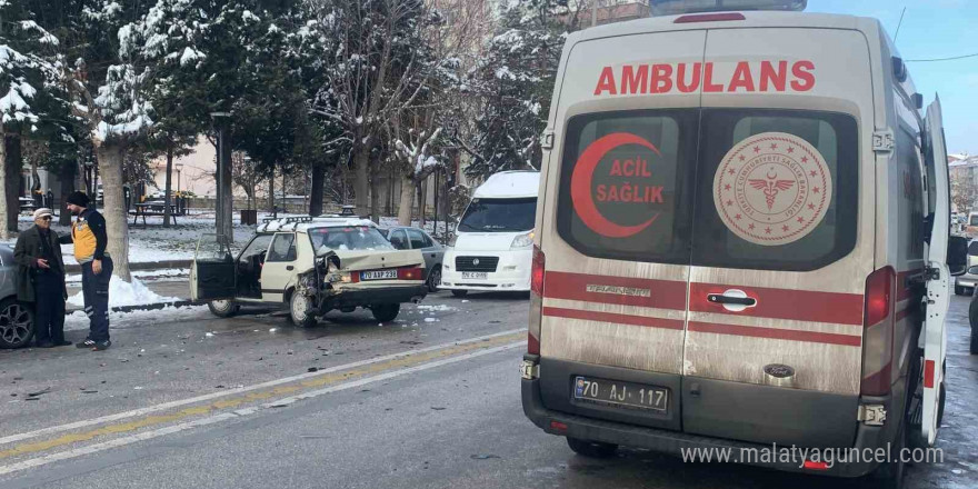 Geri manevra yapan otomobil hafif ticari araçla çarpıştı: 1 yaralı