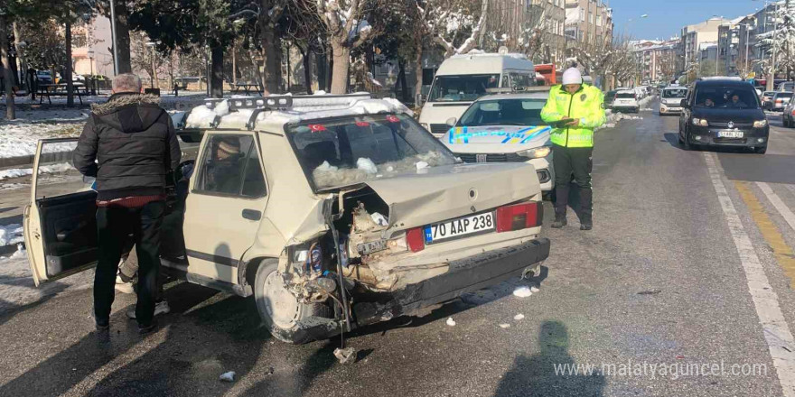 Geri manevra yapan otomobil hafif ticari araçla çarpıştı: 1 yaralı