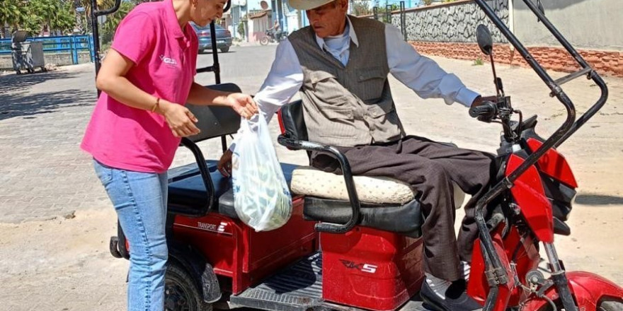 Germencik Belediyesi, vatandaşlara 2 kamyon karpuz dağıttı