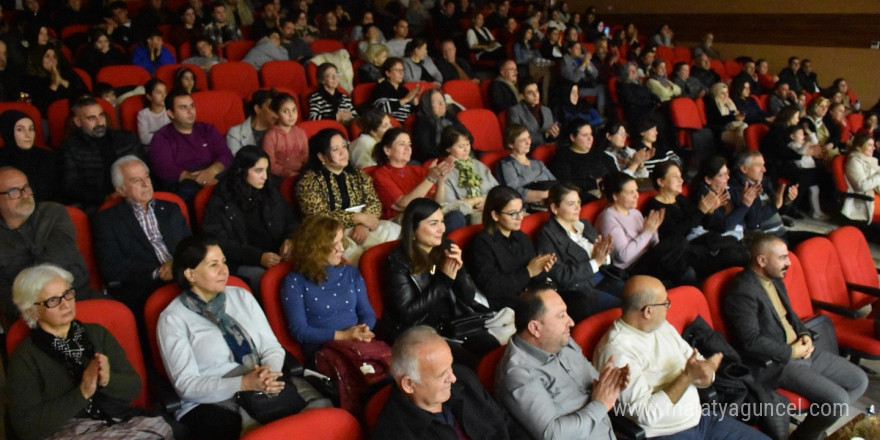 Germencik’te sahnelenen tiyatro, izleyicilerden tam not aldı