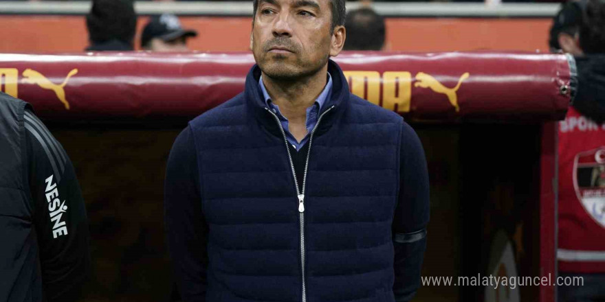 Giovanni van Bronckhorst’tan tek değişiklik