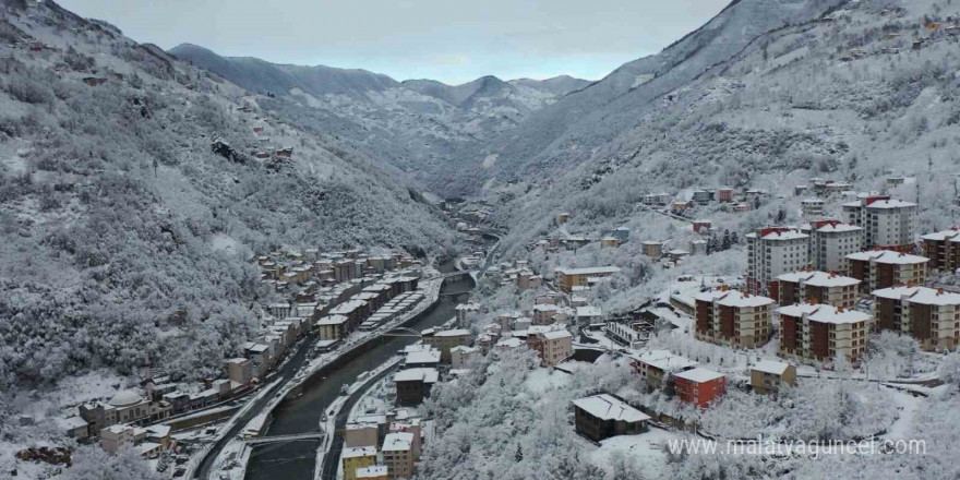 Giresun’un Dereli ilçesi kar yağışıyla kartpostallık görüntülere büründü