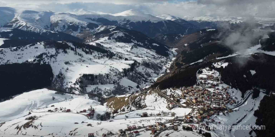 Giresun’un Dereli ilçesi kar yağışıyla kartpostallık görüntülere büründü