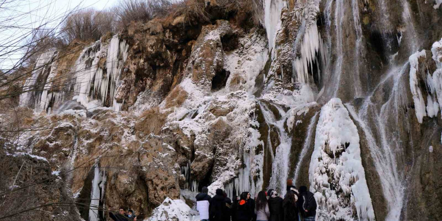 Girlevik Şelalesi dondu, görenler hayran kaldı