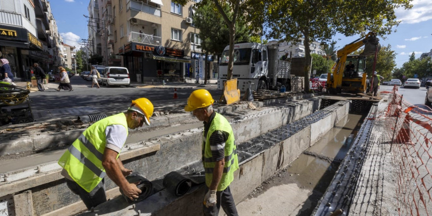 Girne Caddesi’ndeki yağmur suyu mazgalları yenileniyor