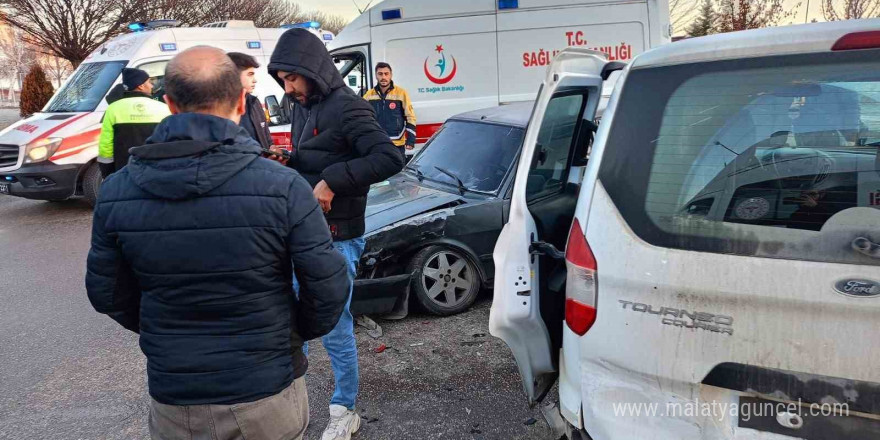 Gizli buzlanma yüzünden 3 araç bir birine girdi