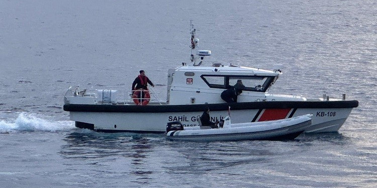 Göçmen kaçakçısı şüphelisi denizde yakalandı