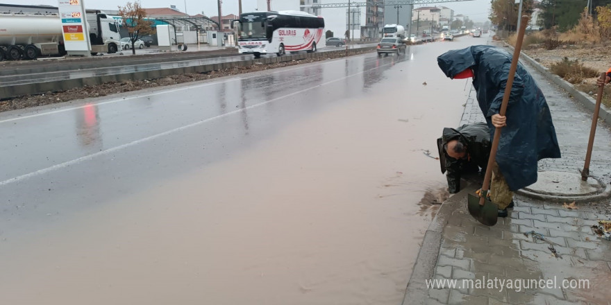 Gölbaşı Belediyesi, tıkanan mazgalları temizledi