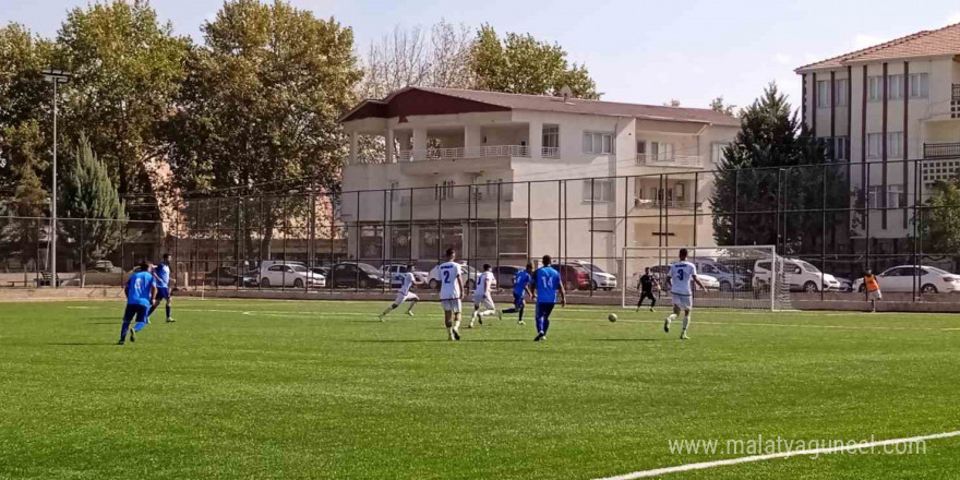 Gölbaşı ilçe stadyumu santra vuruşuyla açıldı