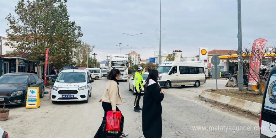 Gölbaşı’nda yayalara trafik eğitimi verildi