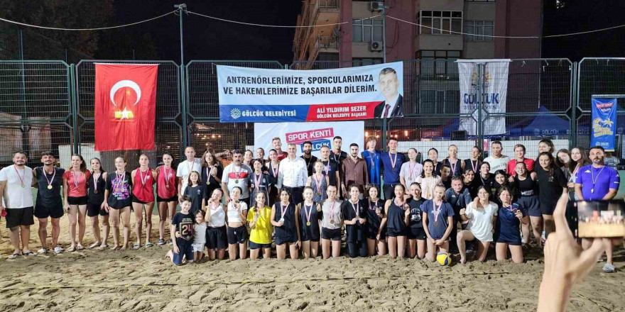 Gölcük’te plaj voleybolu çekişmeli anlara sahne oldu