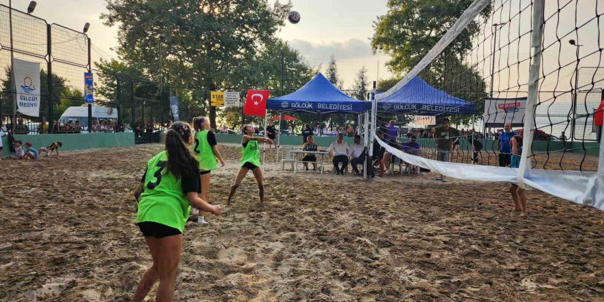 Gölcük’te plaj voleybolu turnuvası başladı