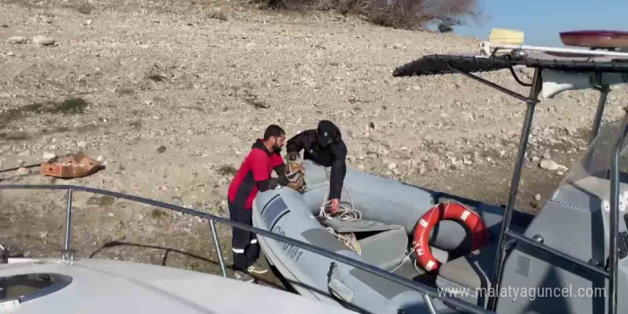 Gölde su yükseldi, mahsur kalan yavru köpekleri polis kurtardı