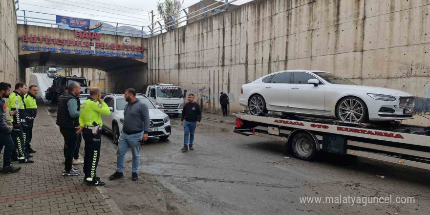 Göle dönen alt geçitte mahsur kalan 2 araç suyun çekilmesiyle kurtarıldı