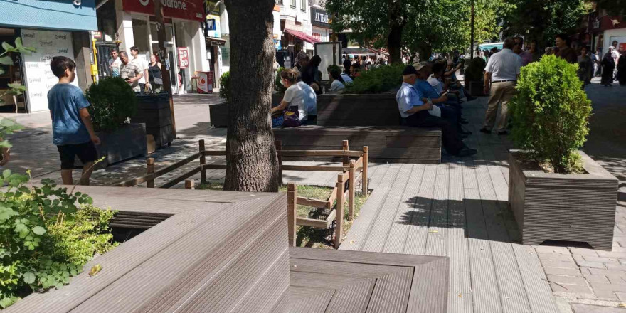 Gölgelerin altına sığınan vatandaşlar güneşli alanları boş bıraktı