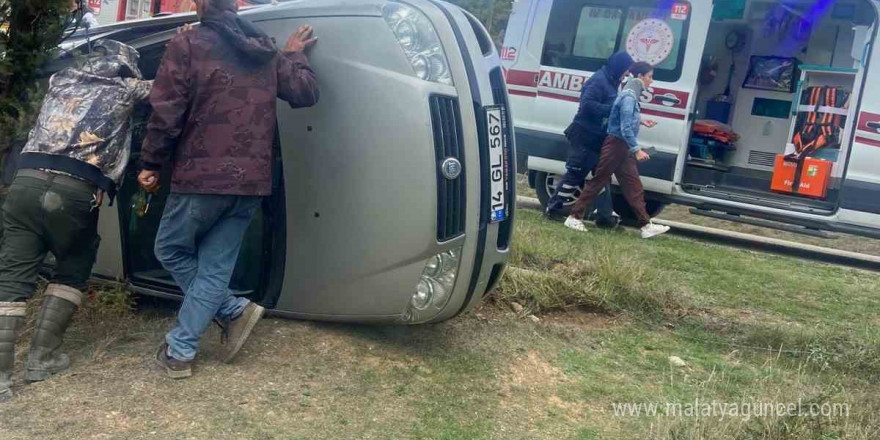 Gölköy’de kontrolden çıkan otomobil devrildi: 2 yaralı