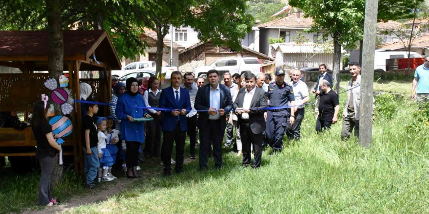 Göncek köyü anasınıfı öğrencilerinin el işi ürünleri doğayla içi içe sergilendi