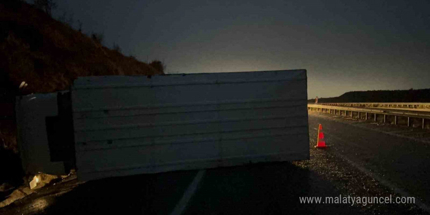 Gönen-Bandırma yolunda trafik kazası: Kamyon devrildi