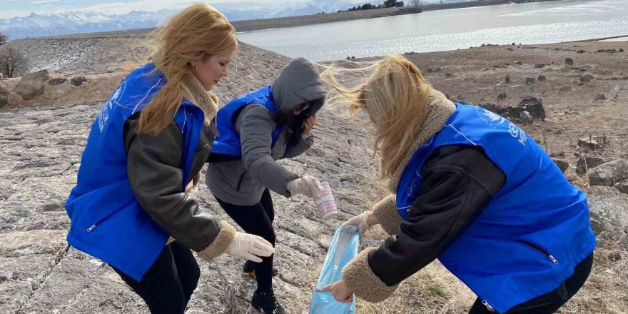 Gönüllü gençler baraj etrafında çöp topladı